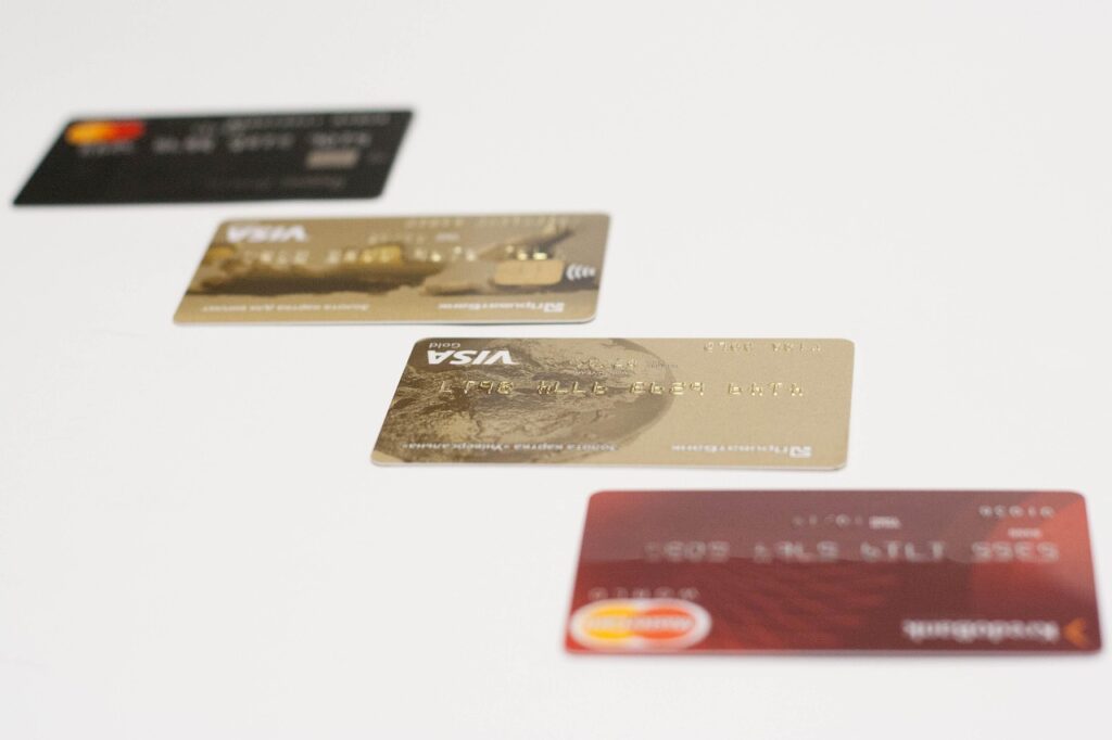 Kreditkarten versprechen oft Flexibilität, doch nur wenige Systeme orientieren sich an den tatsächlichen Ausgaben im Alltag. In Deutschland hat sich American Express mit seinen Kreditkarten eine besondere Position erarbeitet, indem das Angebot auf gestaffelten Stufen, Prämien und klar definierten Vorteilen basiert, die sich an Lebensstil und geschäftliche Bedürfnisse anpassen. Anstatt eine Einheitslösung anzubieten, ermöglicht das Portfolio Karteninhabern, eine Stufe zu wählen, die zu ihrem Ausgabeverhalten passt und im Laufe der Zeit zusätzlichen Mehrwert bietet. Dieser Servicebericht untersucht, wie sich diese Struktur auf alltägliche Ausgabenentscheidungen auswirkt  von privaten Ausgaben bis hin zu Geschäftsausgaben.