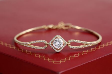 OTANTO Schmuck erklärt: Personalisierte Geschenke, die alltägliche Momente in bleibende Erinnerungen verwandeln Es gibt dieses vertraute Abendritual, das mit einem entspannten Blick durch die sozialen Medien beginnt und mit dem stillen Entschluss endet, einen besonderen Moment festzuhalten. Vielleicht steht ein Jahrestag bevor, ein Geburtstag, der mehr Aufmerksamkeit verdient, oder eine Erinnerung, die man bewahren möchte. OTANTO bietet genau in diesem Kontext personalisierten Schmuck, der bewusst und nicht impulsiv wirkt. Der Reiz der Marke liegt nicht in Effekthascherei, sondern in der stillen Eleganz der Schmuckstücke, die Bedeutung vermitteln, ohne dabei überladen zu sein.