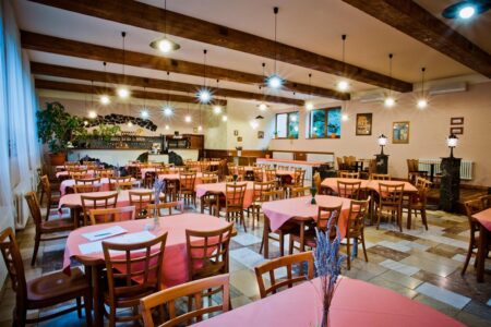 Best Western Hotels & Resorts: Weltweiter Komfort mit lokalem Charme Best Western Hotels & Resorts ist eine weltweite Hotelkette, die auf einer einfachen Idee basiert: verlässlicher Komfort und herzlicher Service – egal wohin Ihre Reise geht. Mit privat geführten Hotels in über 100 Ländern vereint die Marke internationale Standards mit regionalem Flair und ist daher eine beliebte Wahl für Städtetrips, Wochenendausflüge, Familienurlaube und Geschäftsreisen.