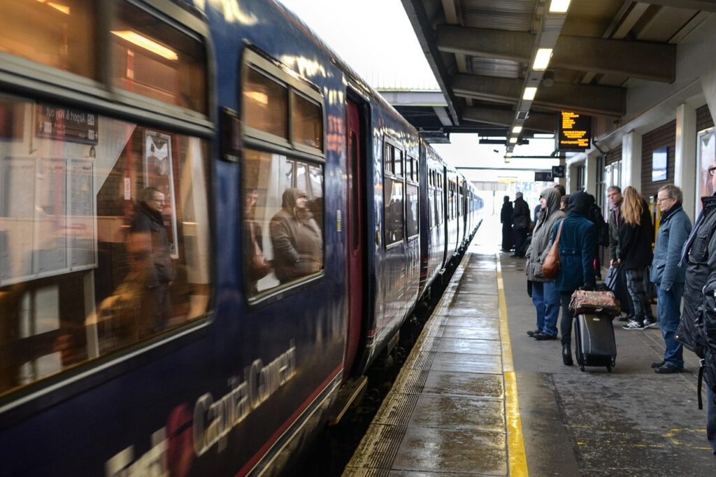 Der öffentliche Nahverkehr in Deutschland wird seit Langem für sein flächendeckendes Angebot bewundert, doch die Nutzung der Ticketsysteme war oft unnötig kompliziert. Deutschlandticket.de setzt hier neue Maßstäbe: Es will den Aufwand reduzieren und Reisen in ganz Deutschland unkompliziert gestalten. Das über die Plattform angebotene Germany Ticket revolutioniert die Mobilität von Einwohnern und Besuchern in Städten, Regionen und ländlichen Gebieten. Anstelle einzelner Fahrkarten bietet es ein einziges, transparentes Abonnement, das den modernen Mobilitätsgewohnheiten entspricht.