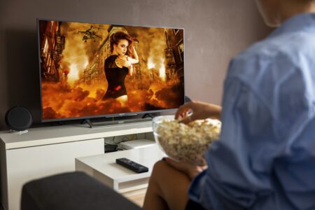 Webster.it sembra un'anomalia silenziosa nell'attuale cultura digitale a scorrimento veloce. Mentre gran parte del consumo di intrattenimento si è spostato verso lo streaming e l'accesso istantaneo, questa piattaforma italiana continua a promuovere i supporti fisici con cura e intenzionalità. Il fascino inizia in un momento familiare, la navigazione a tarda notte alla ricerca di un film o di un album non guidata da algoritmi ma dal gusto personale. Webster.it si posiziona come una destinazione per coloro che apprezzano ancora il possesso, la cura e il piacere tattile del collezionismo. Piuttosto che etichettare DVD, vinili o videogiochi come artefatti nostalgici, Webster.it li tratta come formati viventi. Il negozio bilancia le nuove uscite con i bestseller e le scoperte di nicchia, creando un catalogo che riflette il modo in cui le persone interagiscono effettivamente con l'intrattenimento a casa. Non si tratta di velocità o eccesso, ma di un accesso ben fatto.